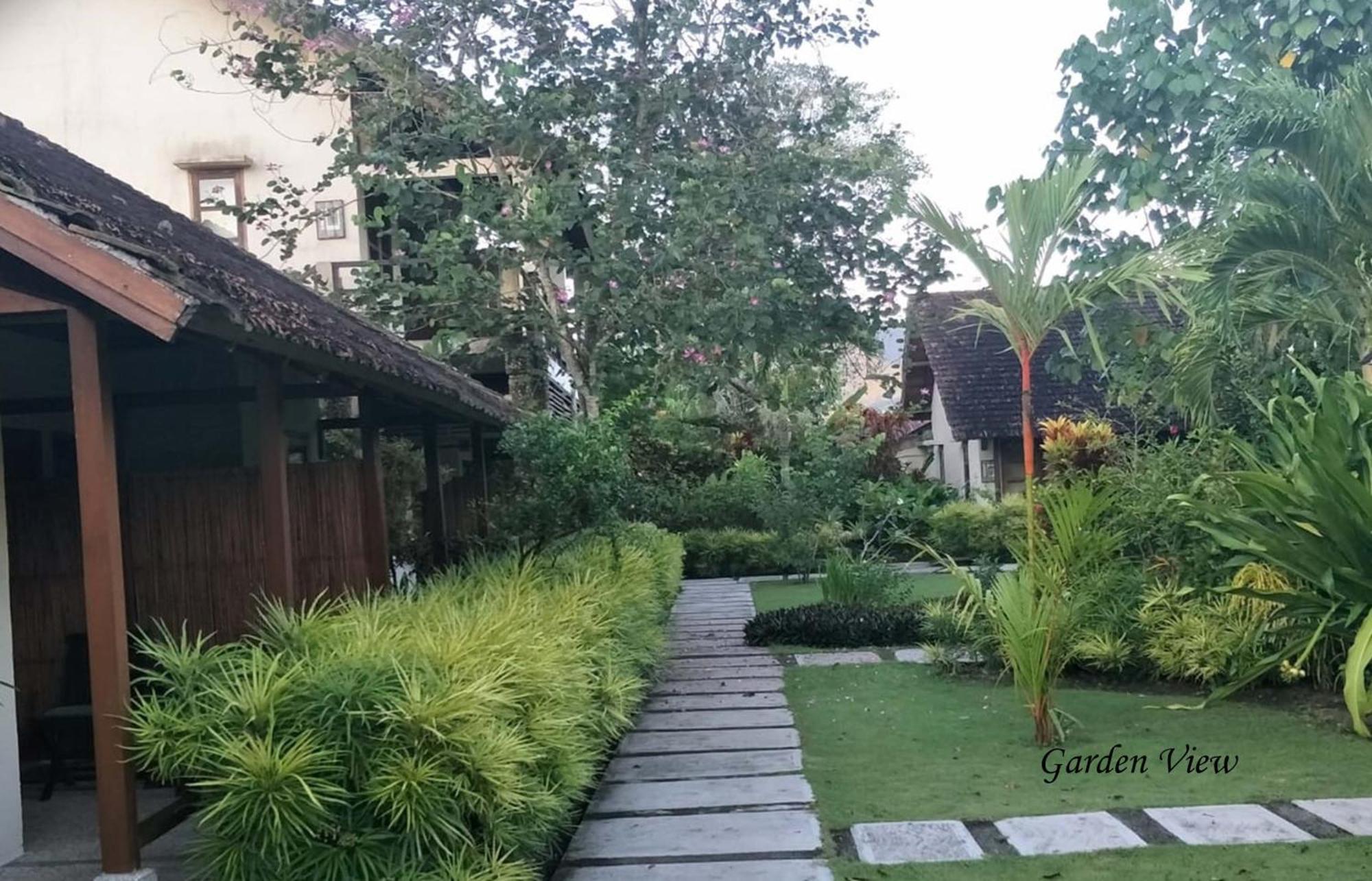 Hotel Cocotinos Manado Esterno foto